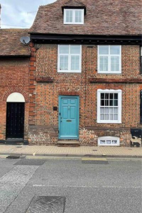 Entire 3 bedroom Grade 2 listed, close to town centre